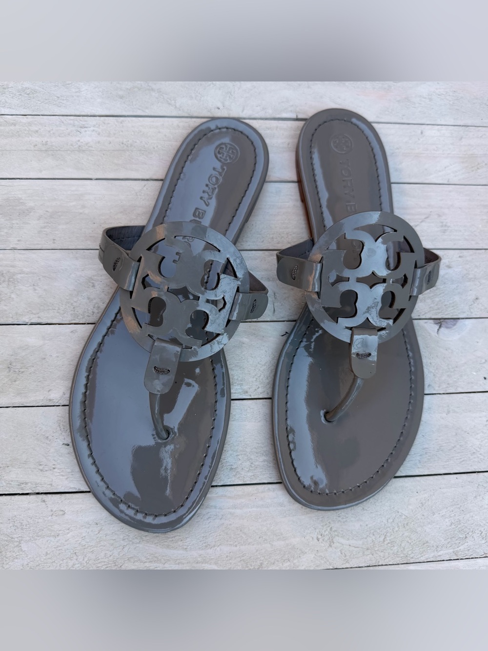 Tory Burch Glossy Gray Miller Logo Thong Sandals - Picture 10 of 11